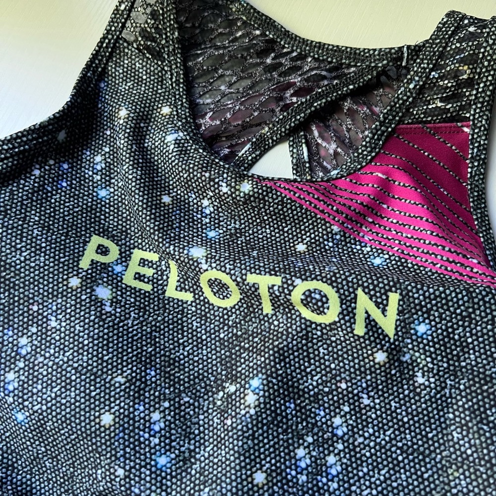 Peloton NWT High Neck Sports Bra. Large. Holiday/Holly Reversible Bra
